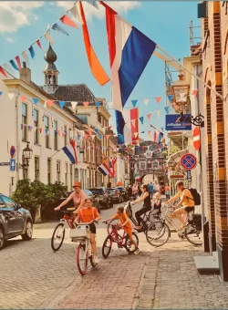 Expats learning Dutch culture and language through tailor-made classes, featuring traditions like Kingsday